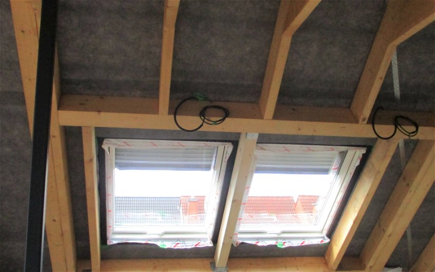 Die Dachflächenfenster wurden montiert. Außenrollos regulieren Tageslicht und schützen vor Sonnenlicht. 