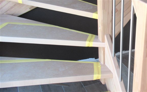 Die formschöne Holztreppe wurde eingebaut.
