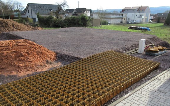Für Stabilität der Bodenplatte sorgen Eisenmatten.