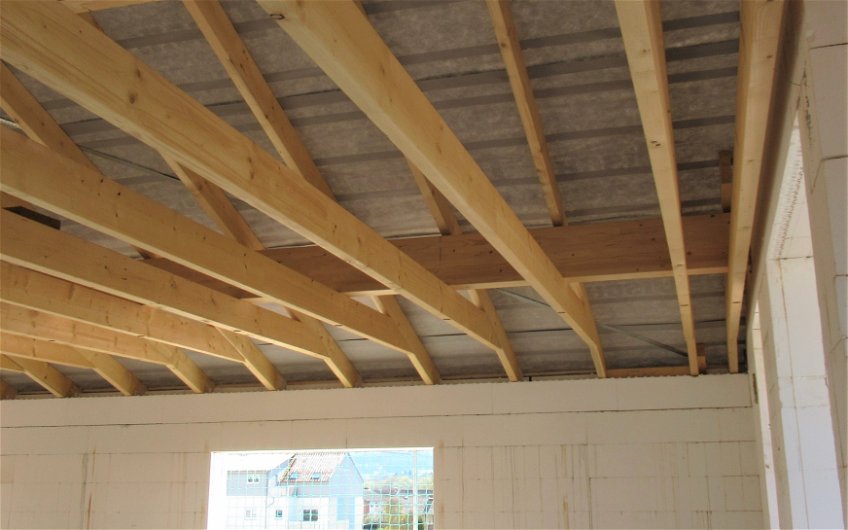 Die Bauphase Richten des Dachstuhles ist erfolgt.