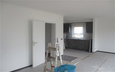 In Kombination mit den neu verlegten Böden erstrahlen die weißen Innentüren in jedem Zimmer.