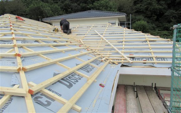 Die Dachfolie schützt den Dachstuhl.