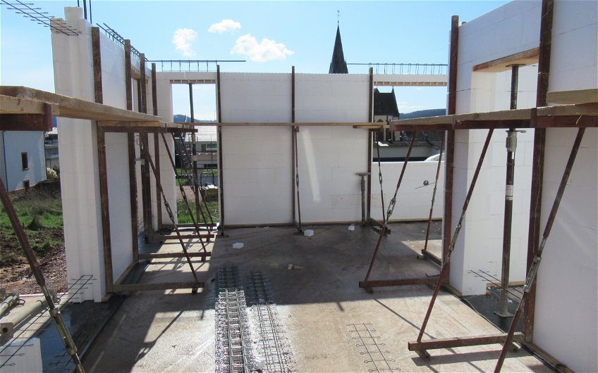 Die Stützen sorgen für Stabilität während des Betonierens der DuoTherm-Wände.