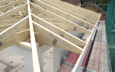 Der Dachstuhl ist das Tragwerk aus Holz, er muss zahlreiche Belastungen aushalten.