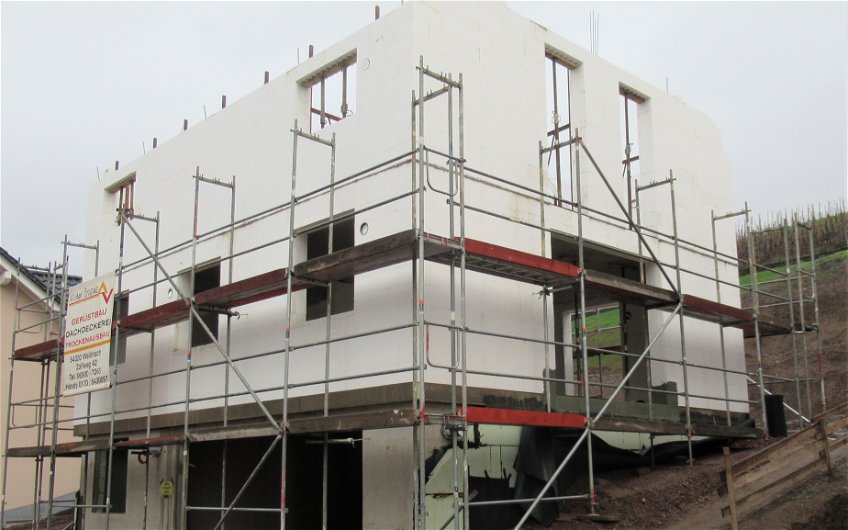 Nach dem Aufbau des Dachgeschosses, wird das Mauerwerk mit Beton verfüllt.