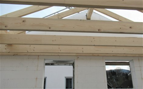 Die DuoTherm-Elemente wurden mit Beton verfüllt und der Dachstuhl errichtet.