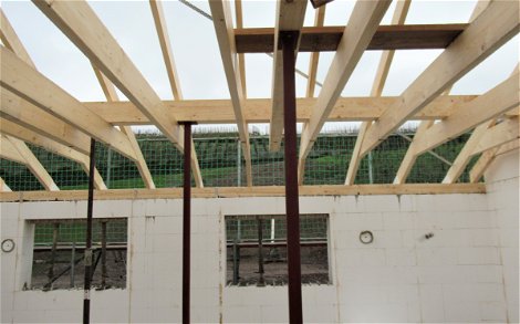 Der Dachstuhl ist das Tragwerk aus Holz, er muss zahlreiche Belastungen aushalten, wie sein Eigengewicht, die Dacheindeckung und vor allem Wind- und Schneelasten.