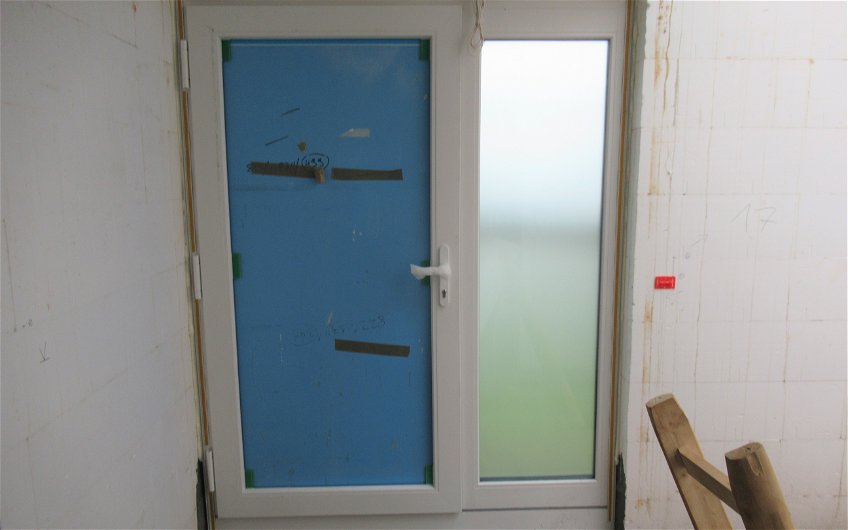 Durch eine Bautür wird der Rohbau vorerst geschlossen.