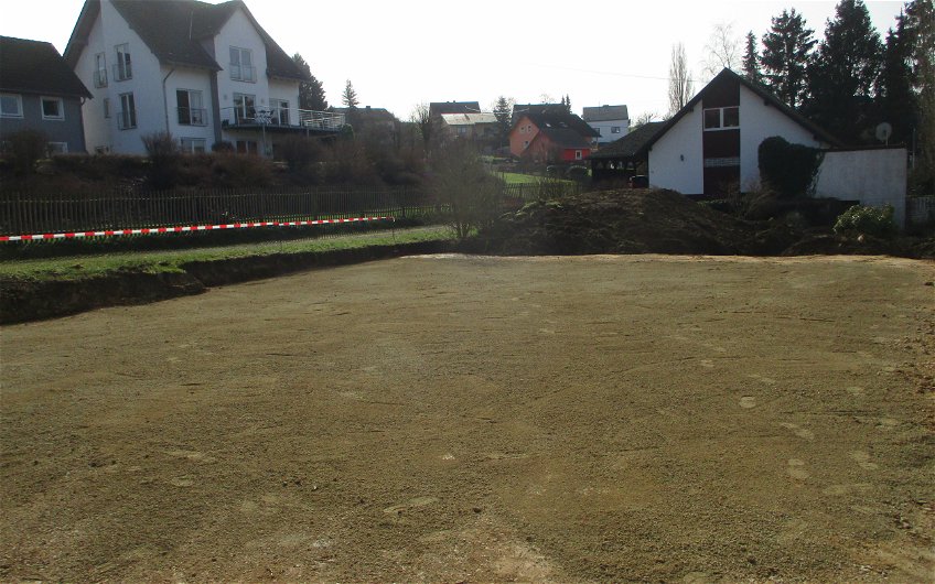Auf dem Baugrundstück in Ralingen ist eine ebene Fläche entstanden.