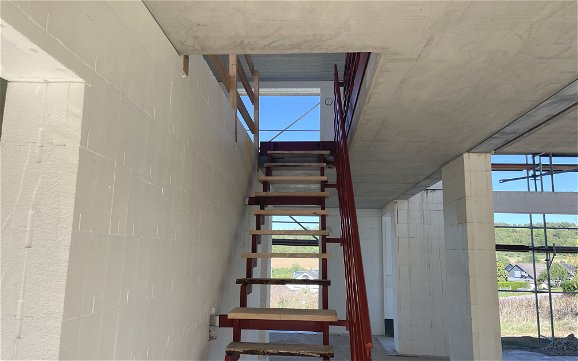 Mit dem Einbau der Rohbautreppe wird der Zugang zum Dachgeschoss während der Bauphase erleichtert.