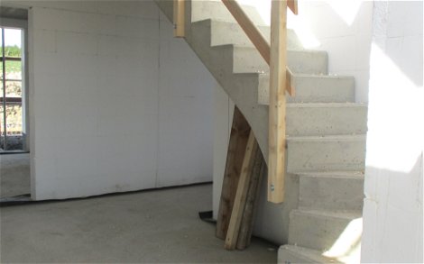 Die Betontreppe verbindet beide Geschosse bereits in der Rohbauphase und ermöglicht sicheres Betreten des Dachgeschosses.