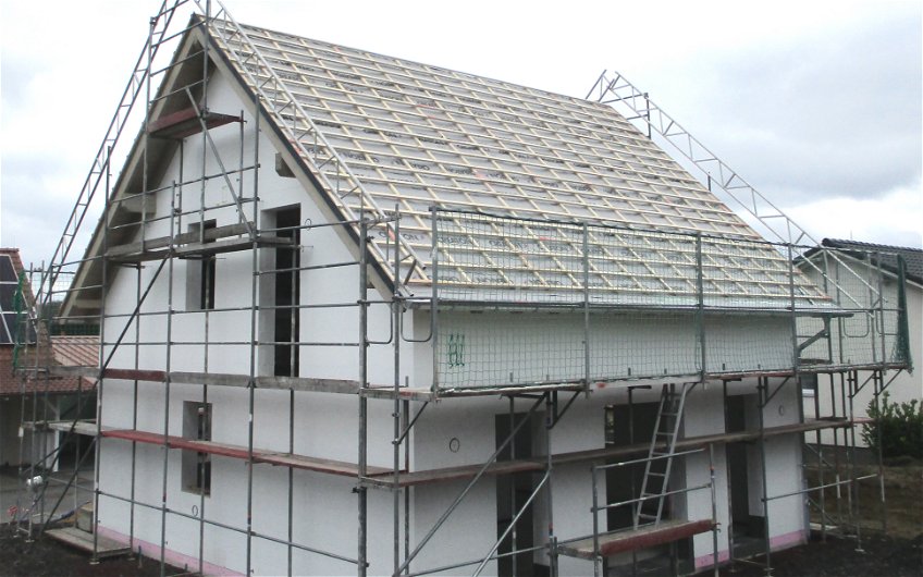 Dachfolie und Dachlattung wurden von den Dachdeckern angebracht.