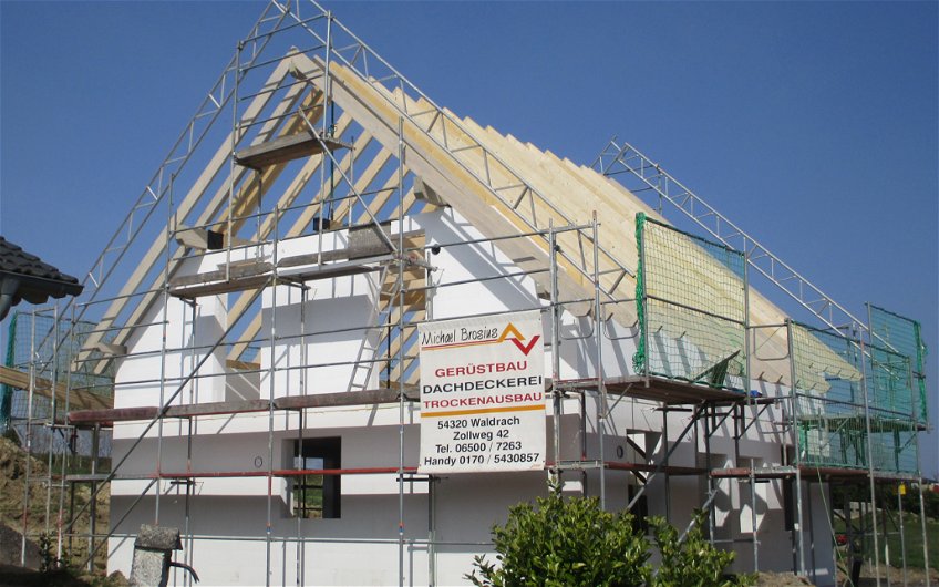 Für Zimmermann- und Dachdeckerarbeiten wurde das Außengerüst mit zusätzlichen Sicherheitsmaßnahmen erweitert.
