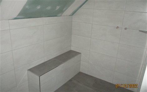Praktisch, eine Sitzbank im Duschbereich.
