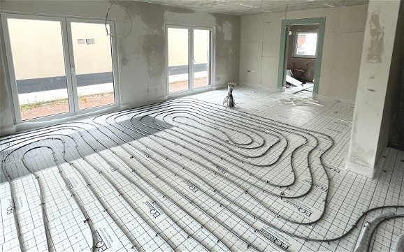 Die Fußbodenheizung sorgt für eine ideale Temperaturverteilung im ganzen Raum, ist energiesparend und umweltfreundlich.