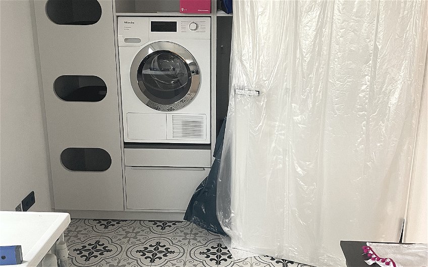 Praktische Einrichtung mit Unterbringung der Waschmaschine im Hauswirtschaftsraum.