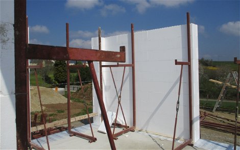 Während des Betonierens werden die Wände mit Stützen stabilisiert.