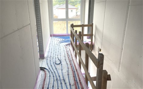 Die Fußbodenheizung sorgt zukünftig für eine ideale Temperaturverteilung im Haus, sie ist energiesparend und umweltfreundlich.