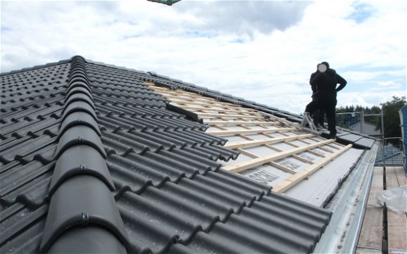 Nachdem das Dachmaterial angeliefert wurde, konnten die Dachdecker mit der Verlegung der Dachpfannen beginnen.