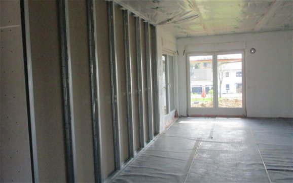 Ständerwände für den Innenausbau wurden montiert.
