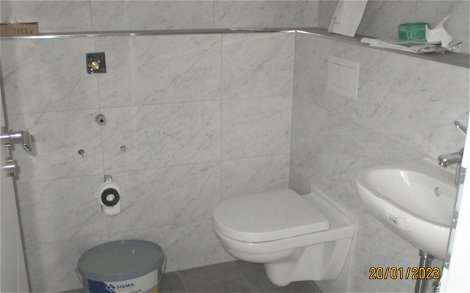 Im Gäste-WC wurden Toilette und Waschbecken eingebaut.