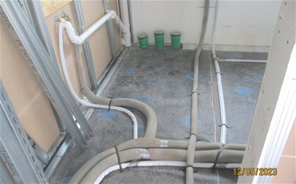 Leitungen und Rohre für die Rohinstallationen der Gewerke Heizung, Sanitär und Elektroarbeiten werden verlegt.