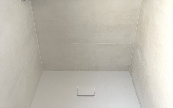 Im Duschbereich konnte eine flache Duschtasse integriert werden.