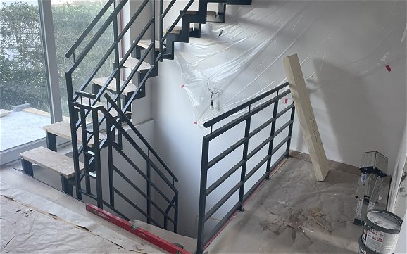 Die von den Bauherren auserwählte Zweiholmtreppe erhält einen optisch ansprechenden Farbschutz.