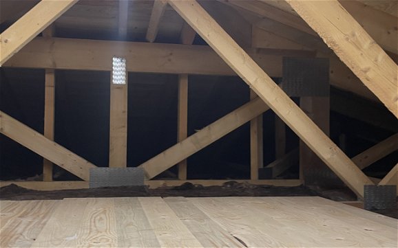 Zusätzlicher Stauraum im Bungalow durch einen begehbaren Dachboden.