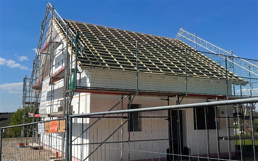 Die Dachlattung dient als Unterkonstruktion für die Dachsteine.
