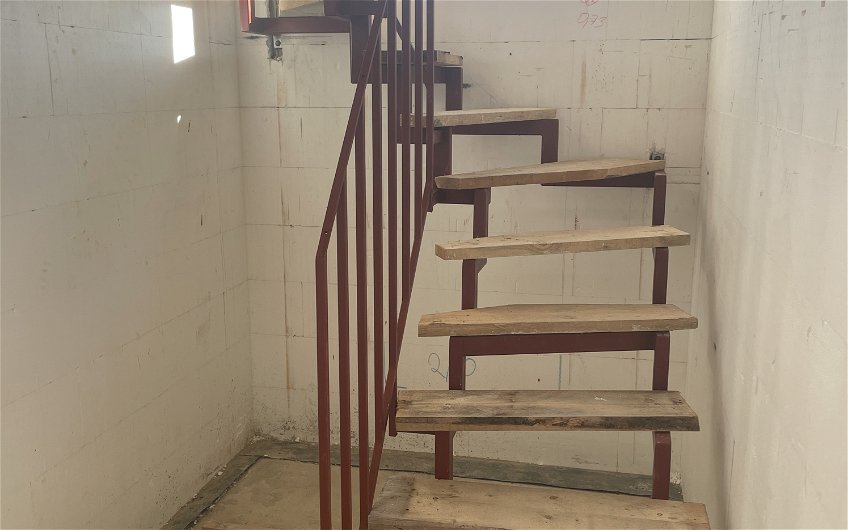 Die Stahlkonstruktion der Treppe wurde montiert und mit Baustufen versehen. Kurz vor Einzug wird die Konstruktion gestrichen und gegen die gewählten Fertigstufen ausgetauscht.