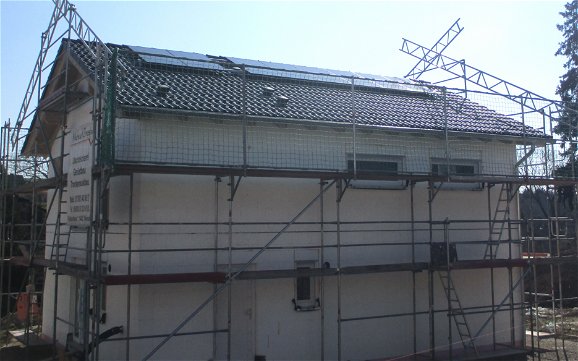 Auf dem Dach wurden Solarmodule montiert.
