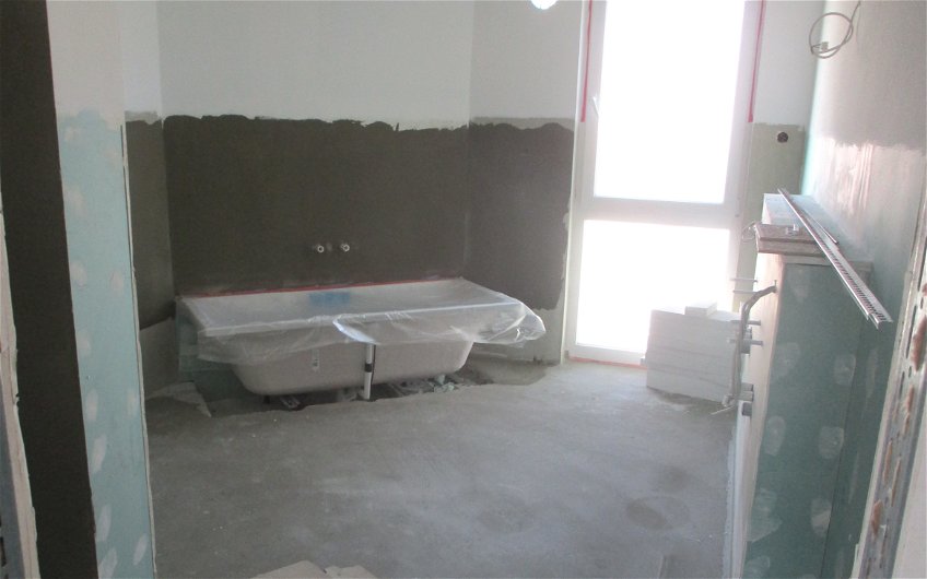 Nach dem Setzen der Badewanne, wurde Dichtschlämme an den Wänden aufgetragen.