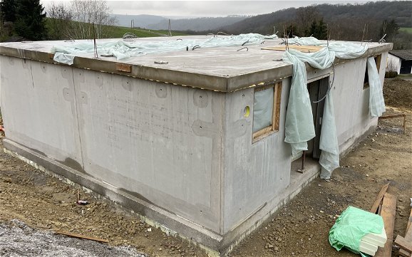 Die vorgefertigten Wandbauteile für den Keller wurden auf die Baustelle geliefert und miteinander verbunden.