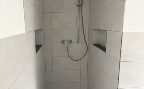 Im Duschbereich konnte bereits die Duscharmatur montiert werden.