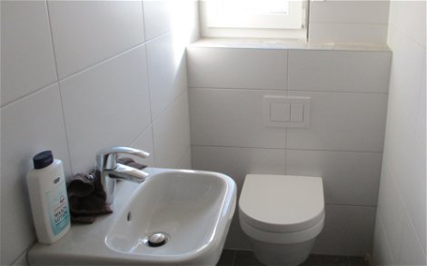 Im Gäste-WC konnten Waschbecken und Toilette bereits montiert werden.