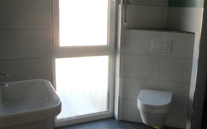 Mit dem Eck-Montageelement für die Toilette wird das Bad optimal genutzt.