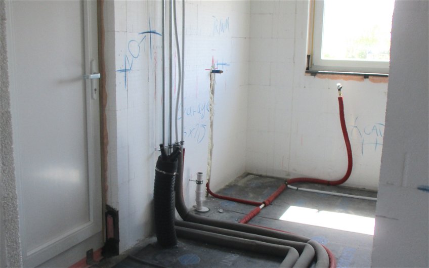 Gemäß der Baudurchsprache erfolgten die Rohinstallationen Elektro-Heizung-Sanitär.