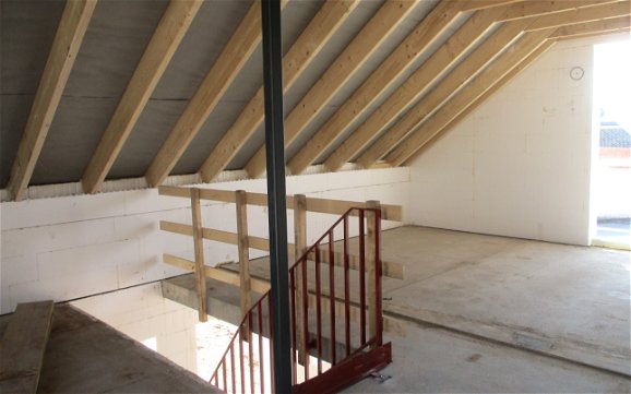 Für die Errichtung des Dachgeschosses wurde beim Verlegen der Betondecke eine Aussparung der Treppenöffnung berücksichtigt.