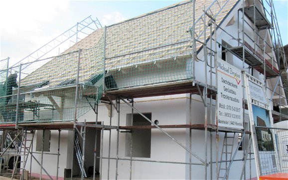 Nach der Anlieferung des Dachmaterials kann mit der Dacheindeckung begonnen werden.