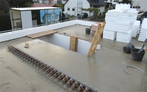 Für die Errichtung des Dachgeschosses wurde die Betondecke verlegt und eine Aussparung der Treppenöffnung berücksichtigt. 
