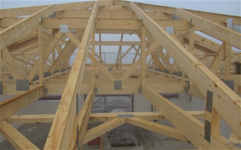 Nach den Plänen und der Statik wurde der Dachstuhl angefertigt und fachgerecht montiert.