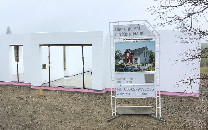 Welches Architektenhaus auf dem Grundstück in Idenheim entstehen wird, zeigt das Baustellenschild. Für die ausführenden Handwerksbetriebe ist es ein wichtiger Wegweiser.