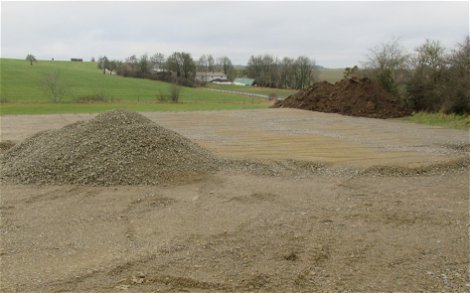 Auf dem Grundstück wurde mit den Erdarbeiten begonnen. Der Mutterboden wurde abgetragen und gegen eine frostfreie Gesteinsschicht ausgetauscht.