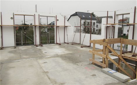 Während des Betonierens stabilisieren Stützen die DuoTherm-Wände.