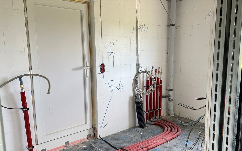 Im Kern-Haus wurden Leitungen für Warm- und Kaltwasser verlegt.