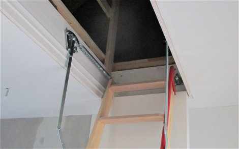 Praktisch-die Bodenauszugstreppe führt zum Dachboden und kann nach Bedarf ein/ausgeklappt werden.