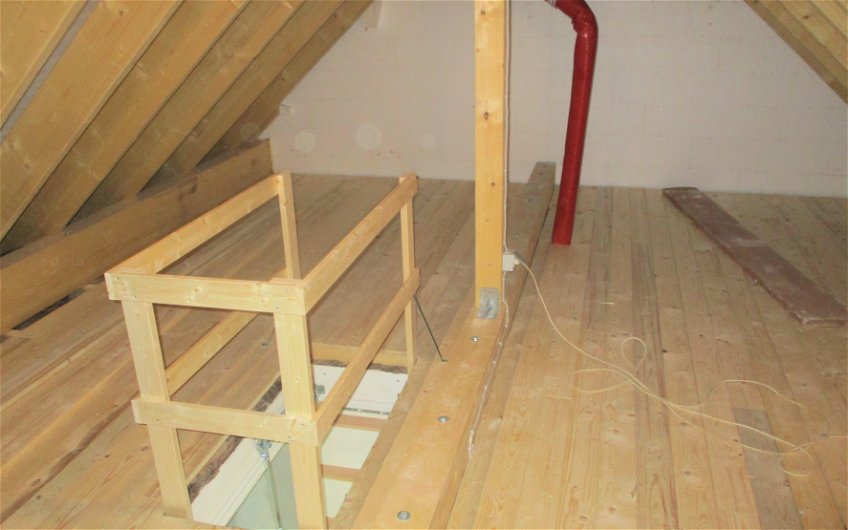 Der Dachboden wurde gedämmt, Holzdielen verlegt und dient als zusätzlicher Stauraum.