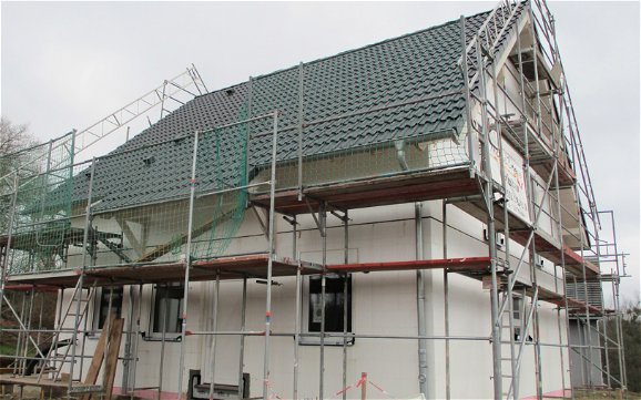 Die Dacheindeckung schützt vor Wind- und Schneelasten.