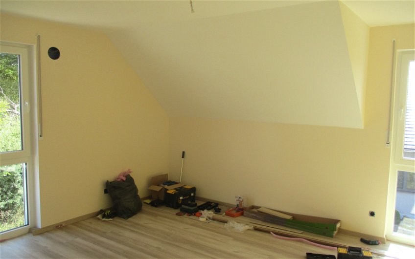 Im Dachgeschoss wurden Böden verlegt und die Wände mit dezenten Farben versehen. 